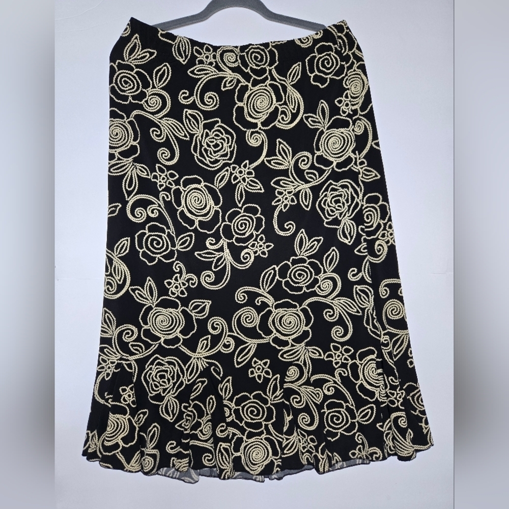 NWT, SJS Froral Black And Cream Skirt. Sz M - Picture 6 of 6